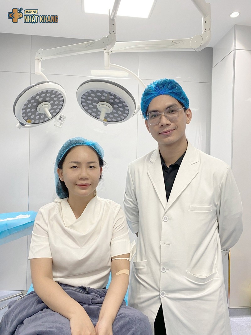 Bác sĩ Nhật Khang cùng khách hàng