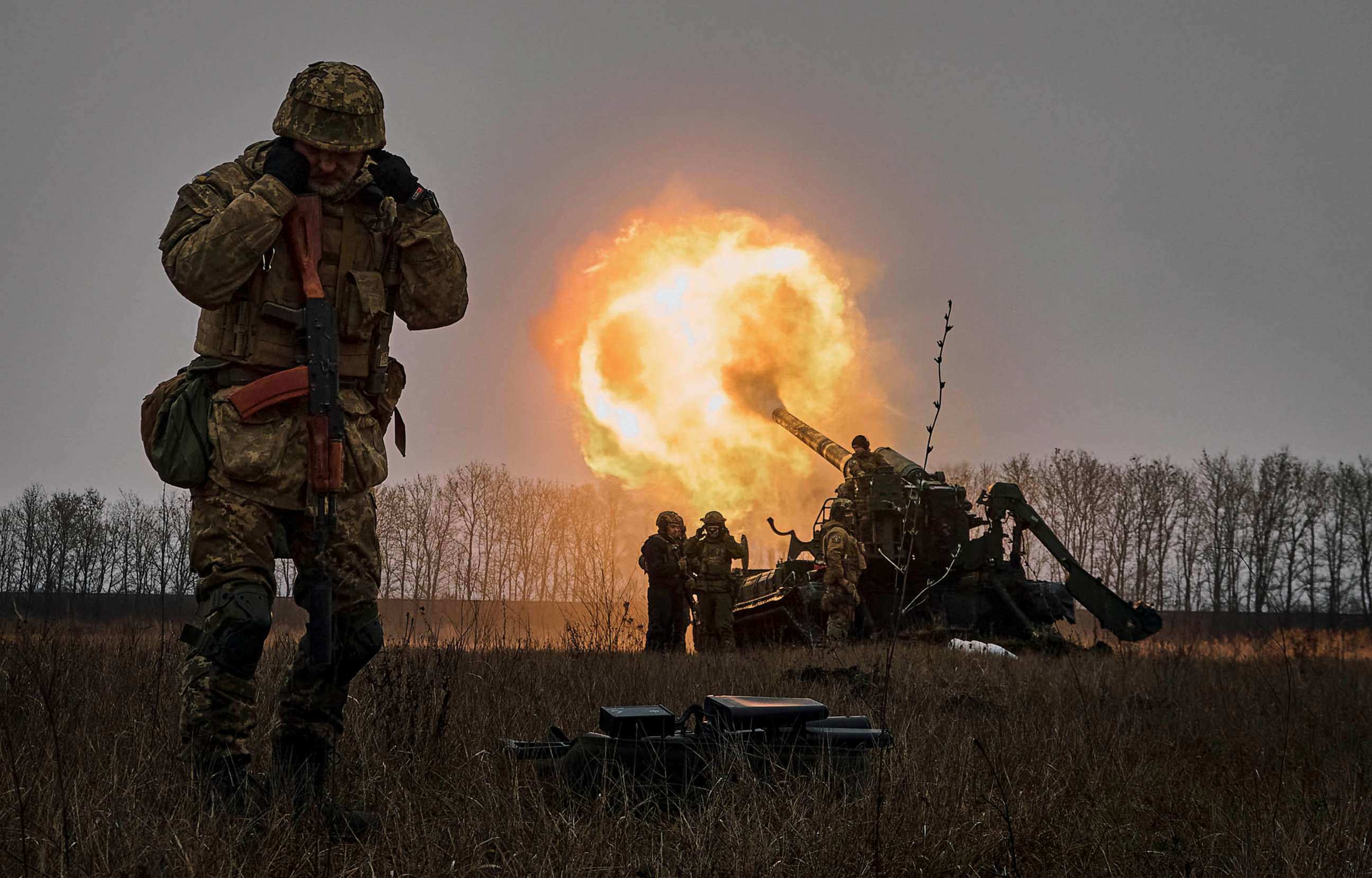 Nhóm binh sĩ Ukraine khai hỏa lựu pháo tự hành gần Bakhmut.