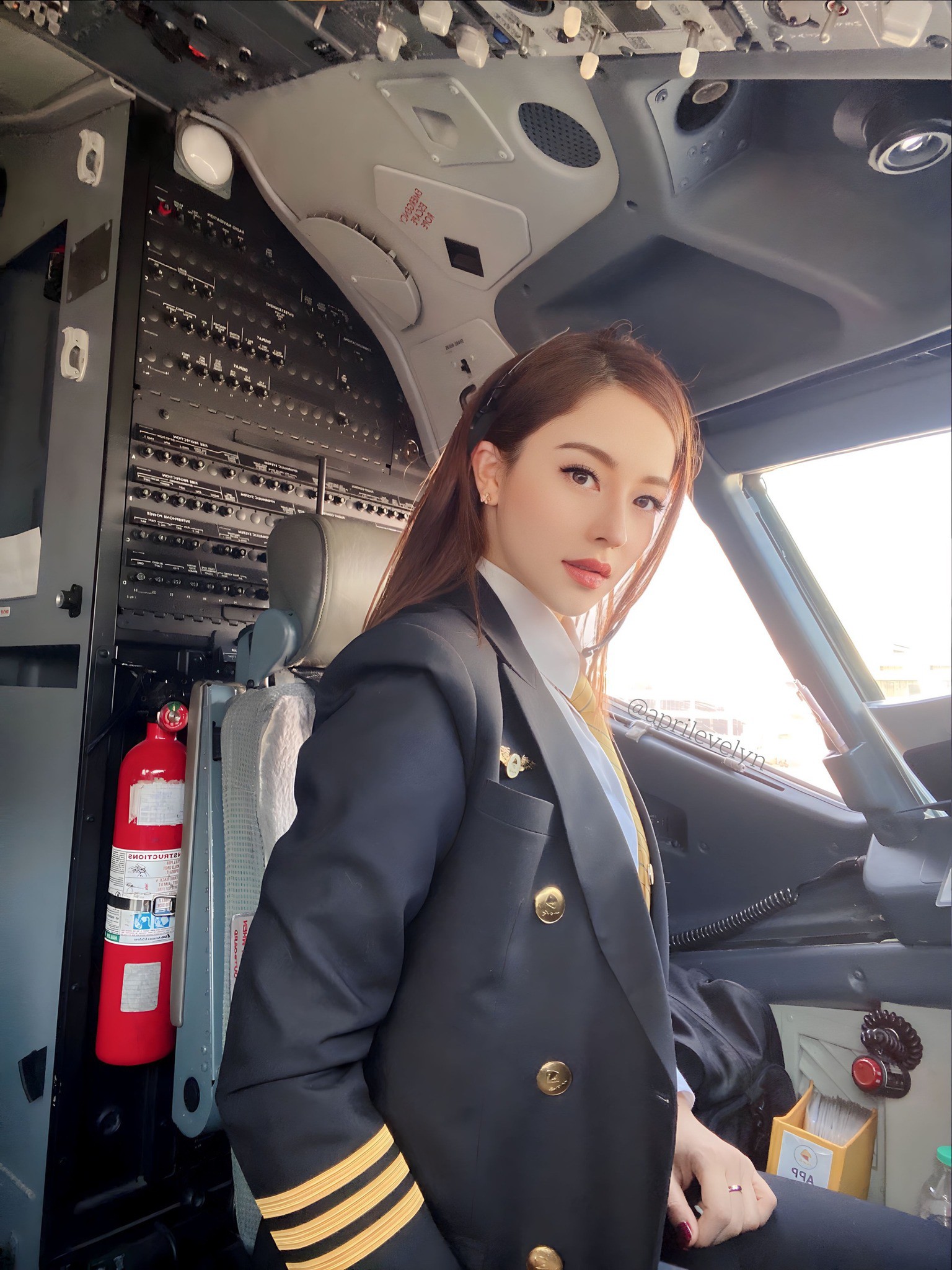 "Nữ phi công đẹp nhất lịch sử hàng không Thái" quyến rũ bất ngờ khi rời đồng phục bay