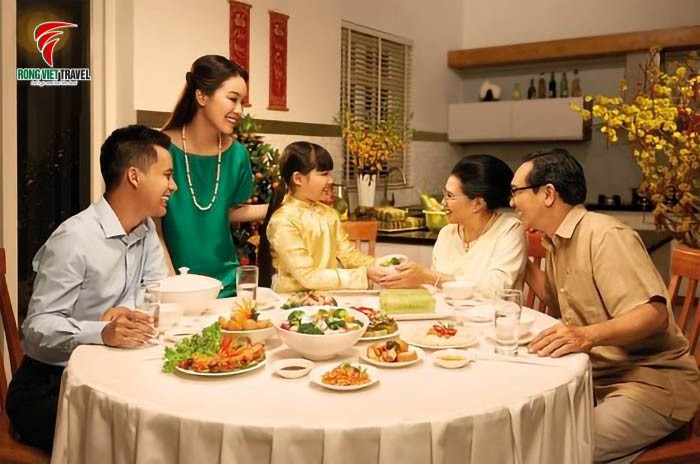 Ăn Tết cùng gia đình là lựa chọn của đa số người dân Việt bao đời nay