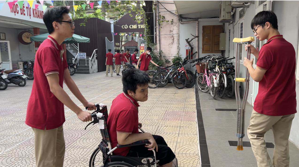 Gần 2 tháng sau khi xảy ra vụ cháy, nam sinh Trần Đại Phong (lớp 12) đã trở lại trường trên chiếc xe lăn sau những ngày dài nằm viện.