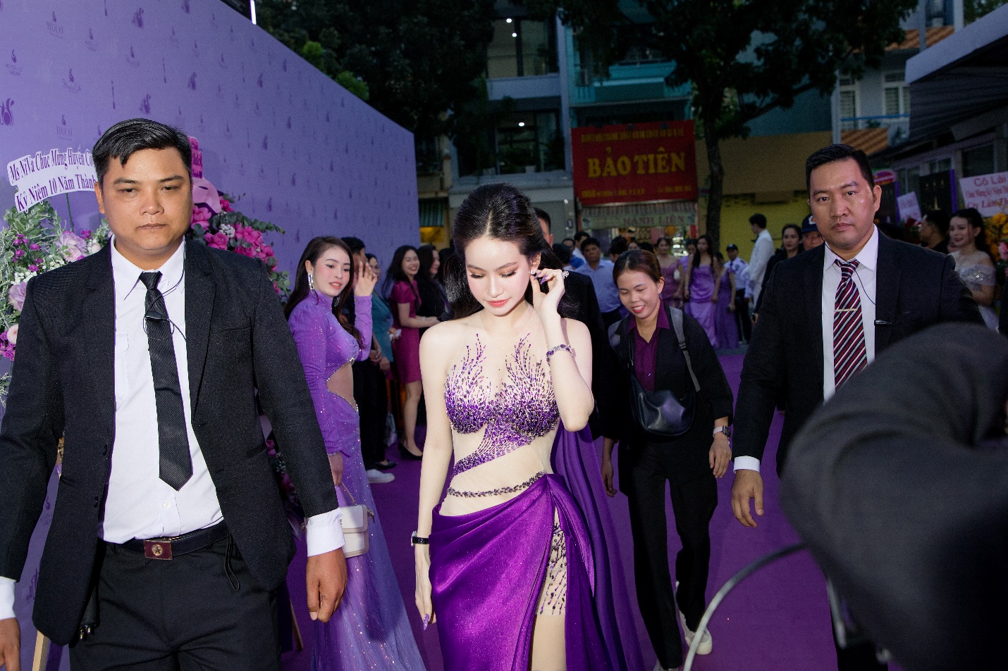 Khởi nghiệp từ vài trăm ngàn đồng, thành lập công ty và trở thành Tổng Giám đốc ở tuổi 18, là doanh nhân trẻ tuổi nhất đại diện cho các doanh nghiệp trẻ đủ tầm cỡ tham dự hội nghị APEC 2017… Đó là những câu chuyện người ta thường nhớ khi nhắc đến tên nữ Chủ tịch của hệ thống mỹ phẩm Huyền Cò - Võ Thị Ngọc Huyền.