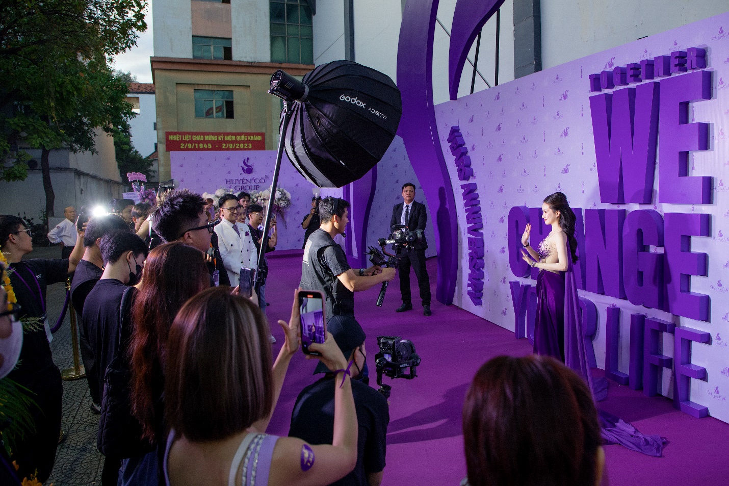 Được mệnh danh là “Nữ tướng mỹ phẩm”, Huyền Cò - Chủ tịch HĐQT kiêm Tổng Giám đốc của Huyền Cò Group là một trong những vị doanh nhân khiến ai cũng ngưỡng mộ