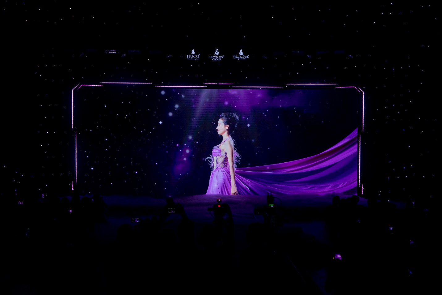 Ấn tượng của nhiều người về Á hậu – Doanh nhân Huyền Cò là một Chủ tịch tập đoàn xinh đẹp với vốn kiến thức sâu rộng về làm đẹp. Nếu gặp trực tiếp, bạn sẽ bị ấn tượng bởi nguồn năng lượng tích cực không bao giờ cạn của người phụ nữ nhỏ bé này