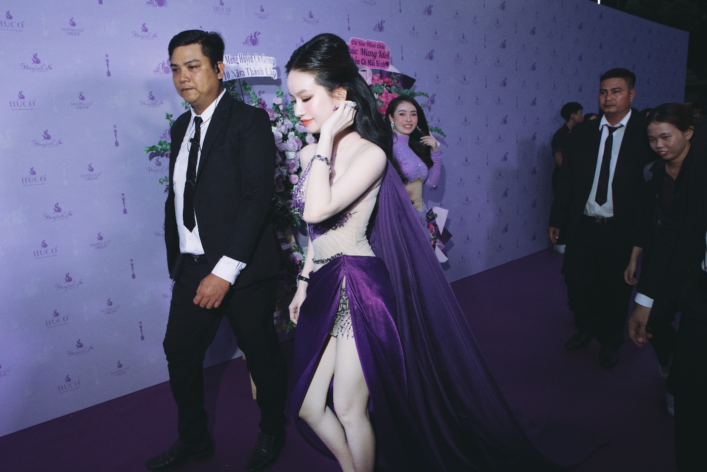 Với khuôn mặt sáng đẹp, làn da trắng phát sáng cùng sự thông minh, bản lĩnh, Á hậu – Doanh nhân Huyền Cò đã chinh phục rất nhiều tín đồ mê làm đẹp quan tâm và muốn gia nhập hệ thống mỹ phẩm Huyền Cò của cô.&nbsp;&nbsp;