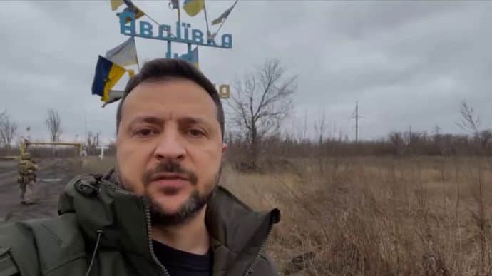 Ảnh chụp từ video cho thấy ông Zelensky đứng&nbsp;tại một cửa ngõ dẫn vào thị trấn Avdiivka ở miền đông Ukraine.