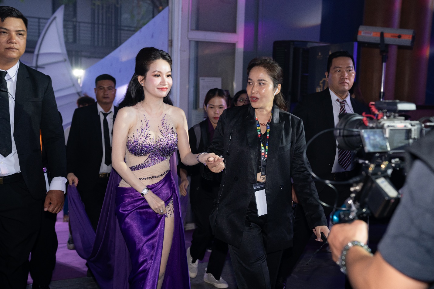 Thế mới thấy, Huyền Cò mang trong mình một sự bản lĩnh nội tại lớn như thế nào, để có thể tự tin “chèo lái” con thuyền Huyền Cò Group vượt qua bao khó khăn, thách thức để tiến tới thành công vang dội như ngày hôm nay