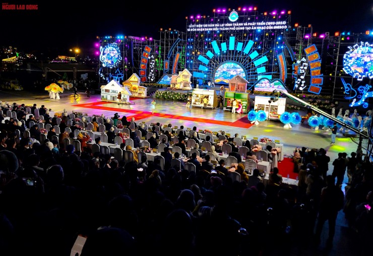 Đêm 30-12-2023, tại quảng trường Lâm Viên, UBND TP Đà Lạt long trọng tổ chức Lễ kỷ niệm 130 năm Đà Lạt hình thành và phát triển, đón nhận danh hiệu thành phố sáng tạo âm nhạc của UNESCO. Đến dự buổi lễ có các lãnh đạo, nguyên lãnh đạo Đảng và Nhà nước, cơ quan trung ương và địa phương cùng hàng ngàn người dân, du khách.