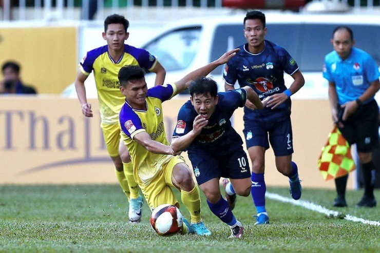 Cầu thủ HA Gia Lai thi đấu quyết liệt, có được chiến thắng đầu sau tám vòng đấu. Ảnh: ANH MINH