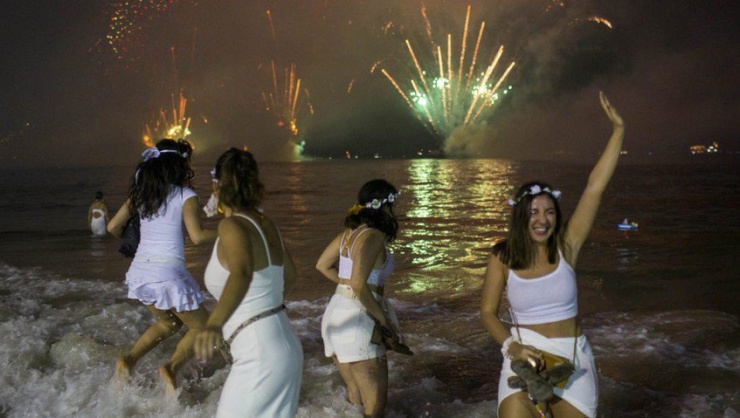 Người dân đón năm mới ở bãi biển Rio de Janeiro (Brazil). Ảnh: THE GUARDIAN NIGERIA