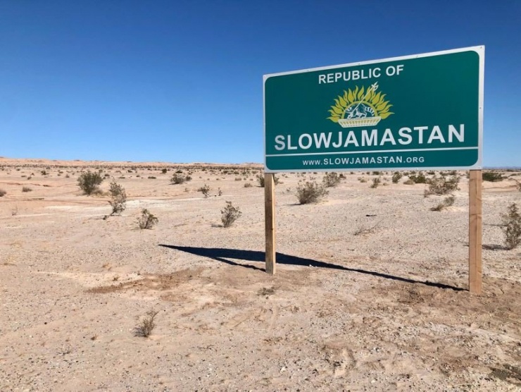 Biển tên của Slowjamastan. Ảnh: CNN