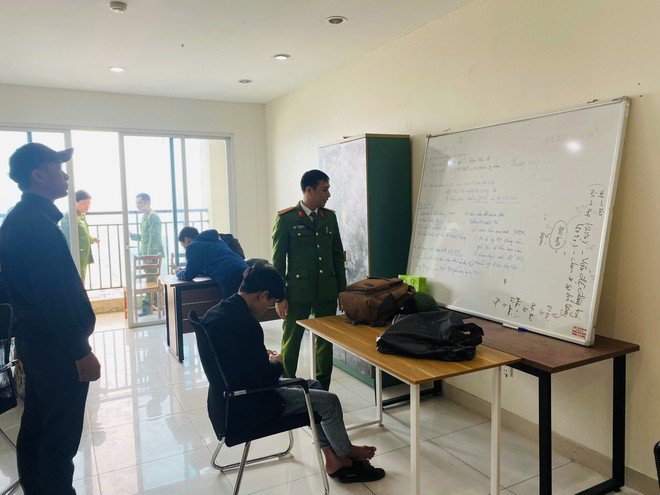 Tấm bảng ghi “lịch làm việc” của ổ nhóm lừa đảo