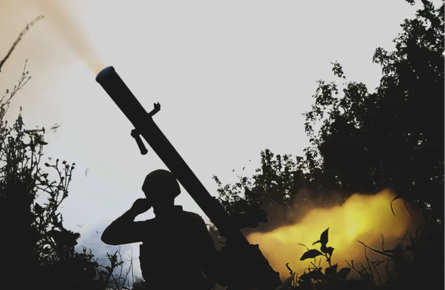 Một người lính Ukraine bên cạnh khẩu súng phóng lựu cỡ lớn ở mặt trận Donbass (Ảnh: Getty).
