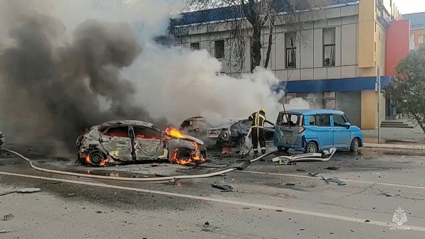 Hoả lực Ukraine rơi trúng xe cộ, nhà cửa ở Belgorod, gây hư hại nghiêm trọng. Ảnh: Izvestia