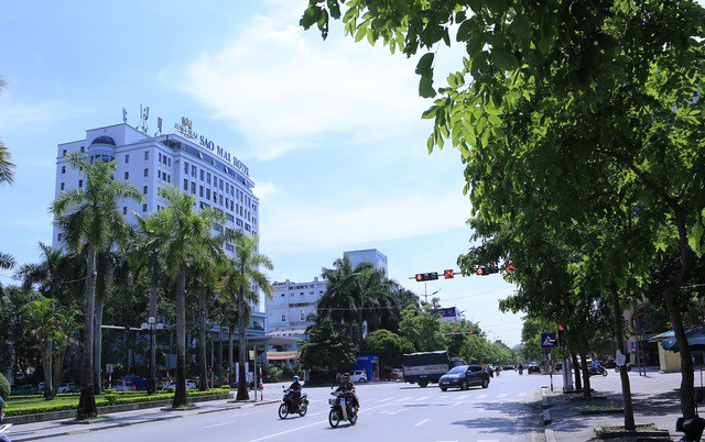 Đối diện với dự án là các trung tâm thương mại, khách sạn. Đặc biệt, trên tuyến đường Phan Chu Trinh có rất nhiều các ngân hàng lớn đứng chân nên nó được xem như "phố Wall" của Thanh Hóa