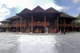 Choáng ngợp với nhà sàn lớn nhất Việt Nam làm từ gỗ lim hơn 900 tuổi