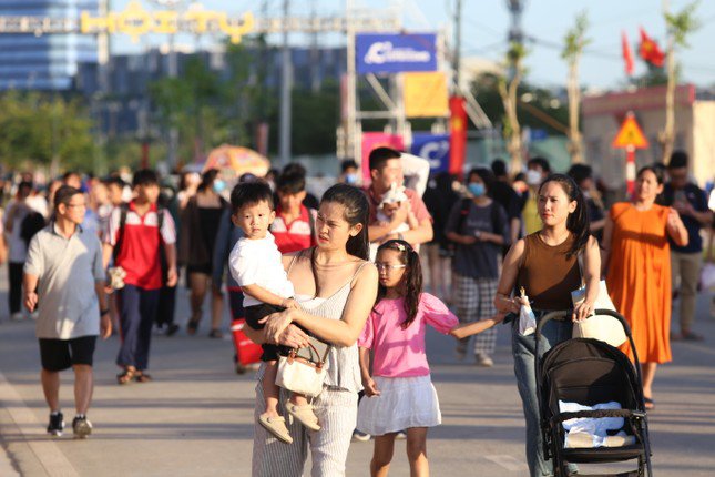 Chiều tối 30/12, sau một tuần khánh thành các hạng mục ban đầu, Công viên bờ sông Sài Gòn (phường Thủ Thiêm, thành phố Thủ Đức, TPHCM) đã đón hàng nghìn người dân và du khách đến vui chơi, check-in trong những ngày được nghỉ Tết Dương lịch 2024.
