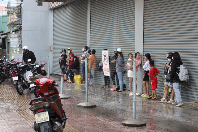 Người dân trú mưa