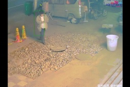 Clip hài hước - Cho chừa cái tội thích cắm mặt vào điện thoại