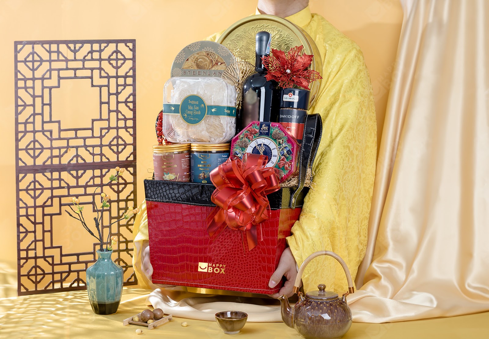 Giỏ quà Tết bằng da kết hợp cùng vang, yến sào, hạt dinh dưỡng