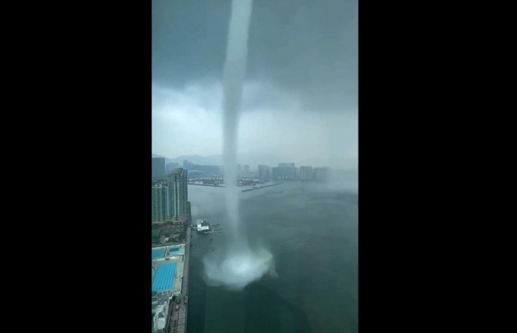 Hình ảnh vòi rồng xuất hiện trên biển.