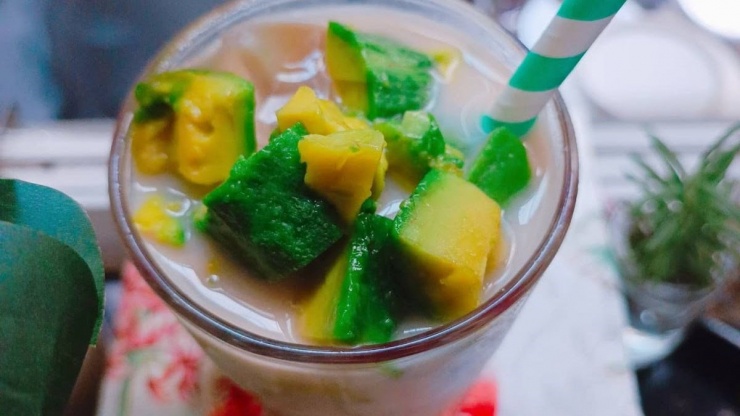 Ly trà sữa được chia làm 2 tầng xanh trắng rất hút mắt có vị mát lạnh, ngọt béo vừa phải từ bơ và sữa rất ngon miệng.