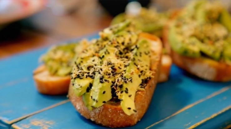 Miếng bánh mì được nướng vàng ươm nóng hổi, bên ngoài giòn rụm, bên trong mềm mịn. Ăn cùng phần bơ xanh tươi thơm béo chắc chắn sẽ không làm bạn thất vọng.