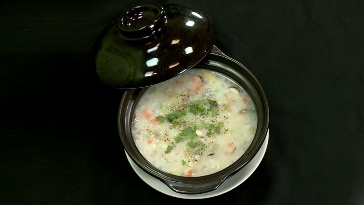 Hạt cháo bông đều, mềm mịn mang hương vị đậm đà từ cà rốt và đậu que giòn ngọt, các loại nấm dai giòn, ngọt nước xen lẫn vị béo bùi của bơ. Đây còn là lựa chọn tuyệt vời trong việc bổ sung dinh dưỡng cho người già, người bệnh hay trẻ em.