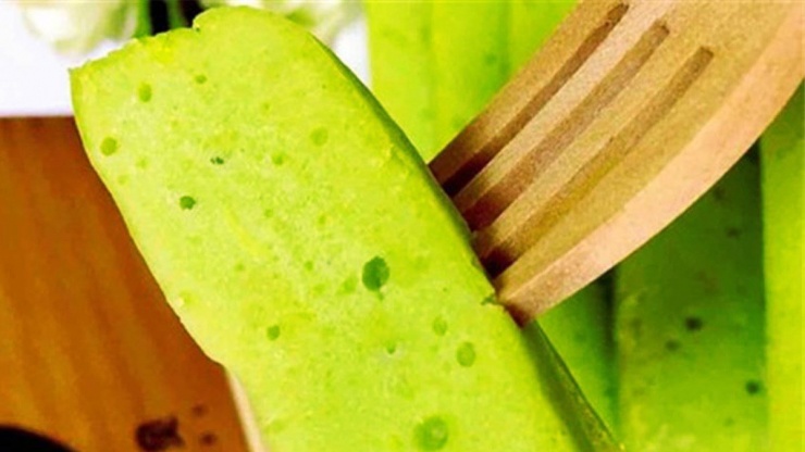 Chiếc bánh xanh tươi có độ mềm xốp nhất định, sự kết hợp của vị trứng béo ngậy và vị bùi ngon của bơ siêu "gây nghiện" đấy!