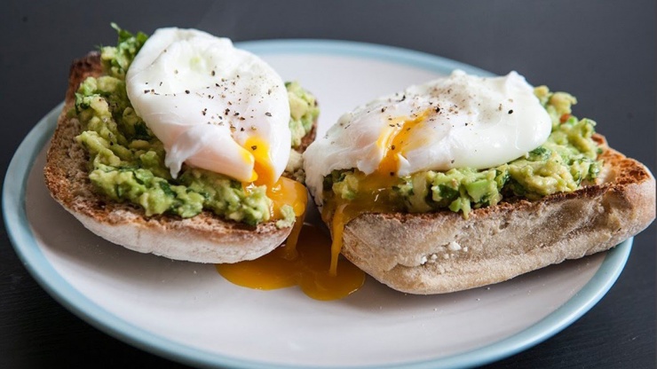 Bơ nghiền và trứng chần.