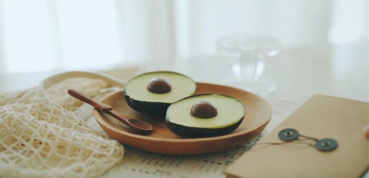 Chẳng cần dùng gelatin mà vẫn có món pudding đông dẻo, mềm mịn dậy mùi thơm của bơ nức mũi. Pudding mang vị bùi bùi của bơ, beo béo của sữa tươi và đặc biệt sẽ thơm ngon hơn khi bạn dùng lạnh.