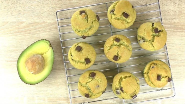 Chiếc bánh cupcake bơ socola be bé, xinh xắn với màu xanh bắt mắt đã đủ "đốn tim" bạn ngay từ cái nhìn đầu tiên chưa nhỉ? Bánh mềm mịn, bông xốp có vị béo bùi của bơ hòa quyện với vị ngọt đắng của socola rất hấp dẫn.