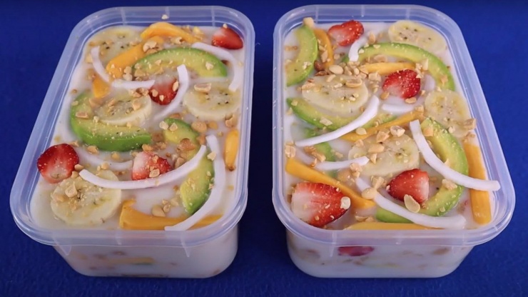 Phần kem mềm mịn, mát lạnh có vị ngọt béo từ nước cốt dừa và sữa đặc pha lẫn 1 chút vị chua thanh của sữa chua. Trên mặt kem là phần trái cây với vị bùi béo của bơ, vị chua dịu của dâu tây hòa quyện với vị ngọt ngào của chuối và mít tạo nên vị ngon khó cưỡng vô cùng.