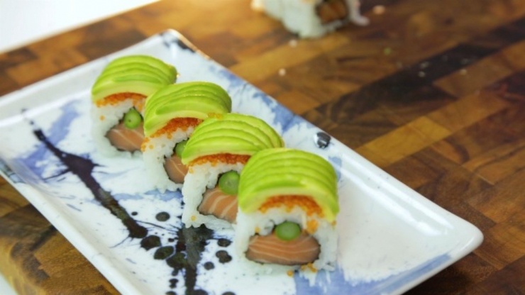 Sushi cuộn là món ăn nổi tiếng của nền ẩm thực Nhật Bản với sự kết hợp đa dạng từ các liệu nguyên liệu. Bạn có thể thực hiện món sushi cuộn bơ cùng với dưa leo, xoài hay cá hồi đều là lựa chọn hoàn hảo. Miếng cơm mềm dẻo, rong biển dai dai thưởng thức cùng vị bơ béo bùi chấm kèm với chén nước chấm cơm cuộn nữa sẽ càng thêm bắt vị đấy!