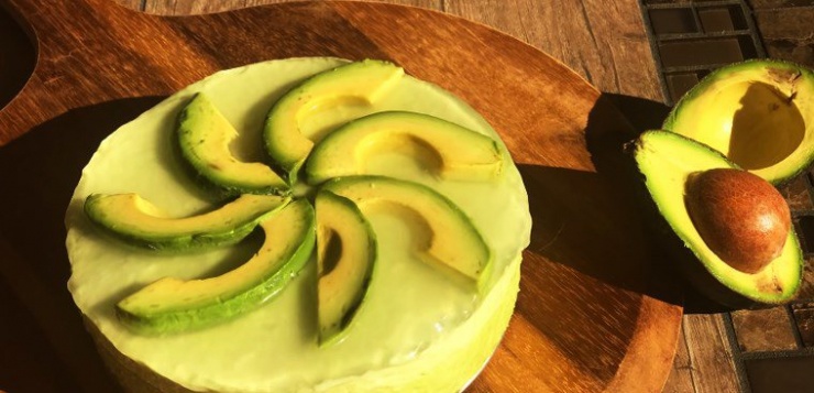 Mousse bơ phân tầng ba lớp mang màu xanh tươi cuốn hút. Chiếc bánh mềm mịn có vị ngọt ngào, bùi béo kết hợp hoàn hảo, dậy mùi thơm lừng của bơ càng thêm hấp dẫn cực kỳ.