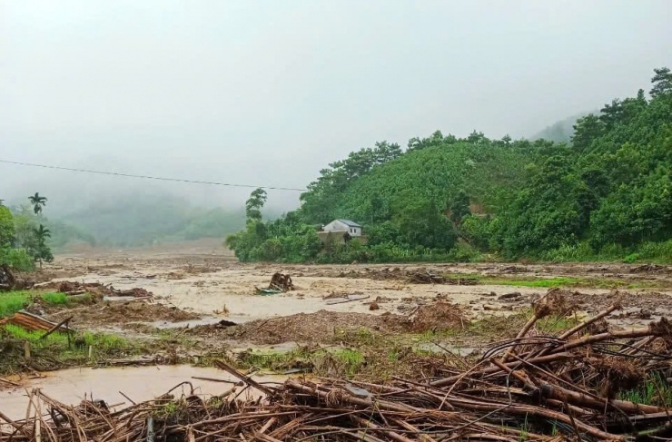 Mưa lớn hoành hành Lào Cai gây ngập lụt, sạt lở, chia cắt giao thông