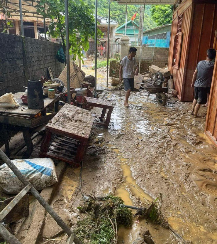 Lũ quét bất ngờ, hai mẹ con ở Nghệ An trắng đêm soi đèn canh sạt lở - 10