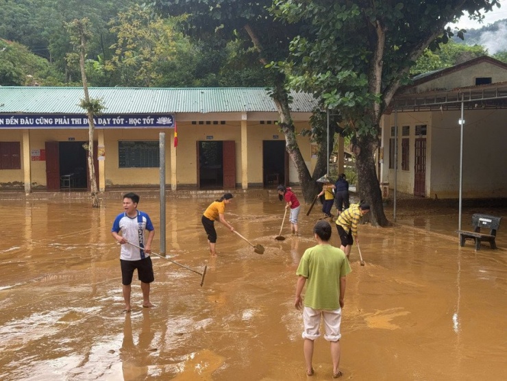 Các giáo viên nỗ lực dọn bùn nhưng dự kiến phải mất 2 ngày. Ảnh Tương Dương.