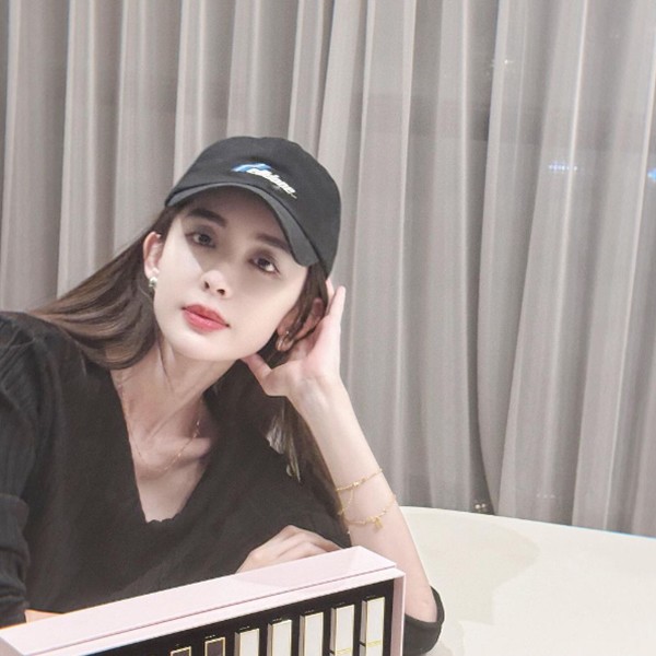 Để có làn da mịn màng căng bóng, mỹ nữ Tân Cương đã có cách chăm sóc gây tranh cãi. Cụ thể, cách rửa mặt của nữ diễn viên bị phóng viên của tờ Sina nhận định là không tốt cho da.