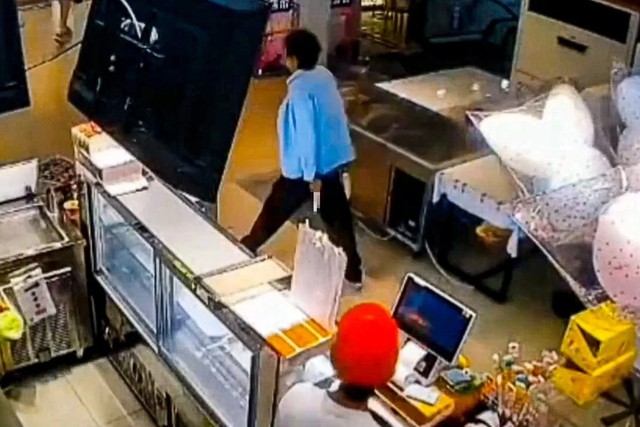 Hình ảnh từ camera chụp nghi phạm của vụ tấn công bằng dao (áo xanh) đang đi vào siêu thị, trên tay cầm hung khí - Ảnh: WEIBO