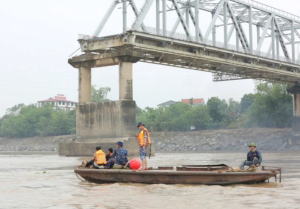 Thợ lặn triển khai nhiệm vụ. Ảnh CTV