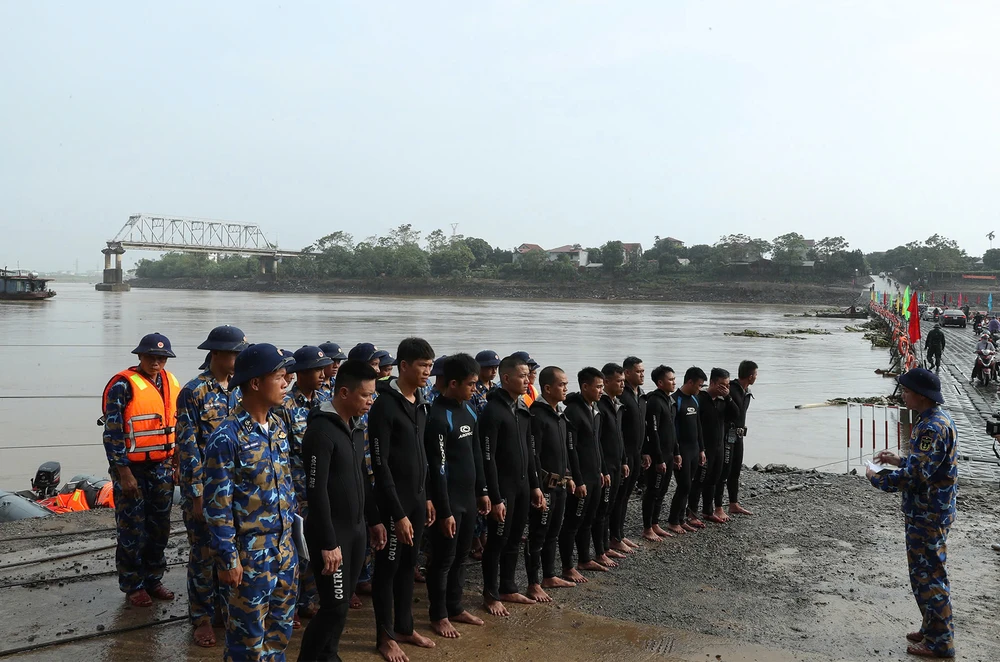 Quân chủng Hải quân triển khai lực lượng thợ lặn chuyên nghiệp tìm kiếm nạn nhân vụ sập cầu Phong Châu