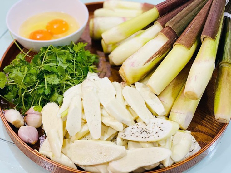 Chúng có màu tím sẫm, thân phình to và chắc nịch, khi bóc lớp vỏ già bên ngoài sẽ hiện ra phần trắng xanh bên trong.&nbsp;
