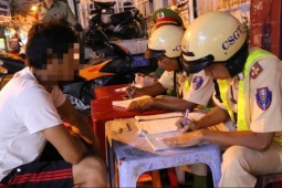 Pháp luật - Phát hiện dao trong cốp xe, bằng lái không có trên hệ thống khi kiểm tra nồng độ cồn