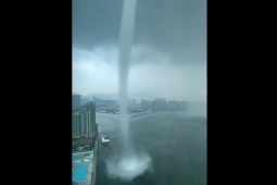 Media - Clip: Vòi rồng khổng lồ cao hàng trăm mét hút nước trên biển