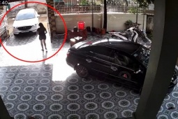 Clip: Quên kéo phanh tay ô tô khiến người phụ nữ gặp nạn