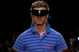 Đàn ông - Romeo Beckham lần đầu trình diễn thời trang