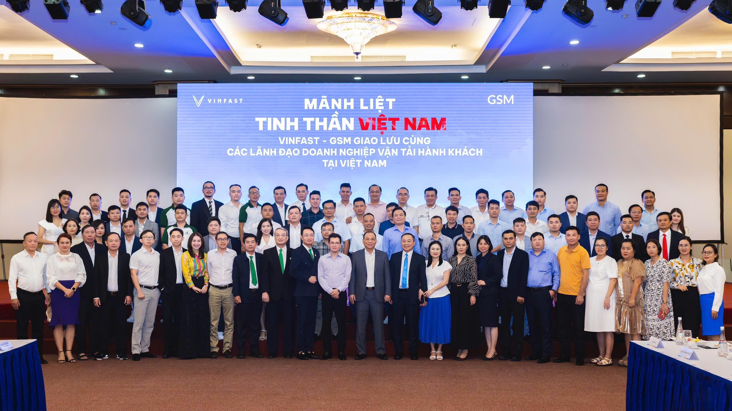 Đại diện Tập đoàn Vingroup, Công ty VinFast và Công ty GSM&nbsp; trong buổi gặp mặt với các lãnh đạo doanh nghiệp vận tải hành khách Việt Nam - bước tiếp theo trong chuỗi chương trình Mãnh liệt Tinh thần Việt Nam - Vì tương lai Xanh do Tập đoàn Vingroup khởi xướng.