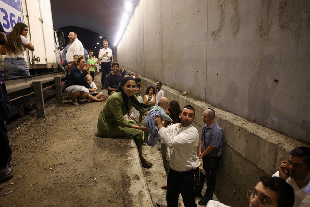 Người dân ở miền Trung Israel đi trú ẩn. Ảnh: Reuters