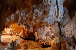 Bất ngờ động Vái Giời ở Thung Nham